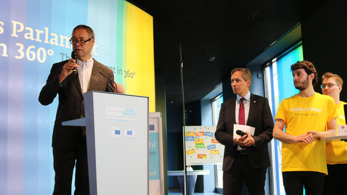 bpb-Präsident Thomas Krüger und Frank Piplat, Leiter des Verbindungsbüros des EU-Parlaments (v.l.) bei der Vorstellung des Wahl-O-Mats zur Europawahl.