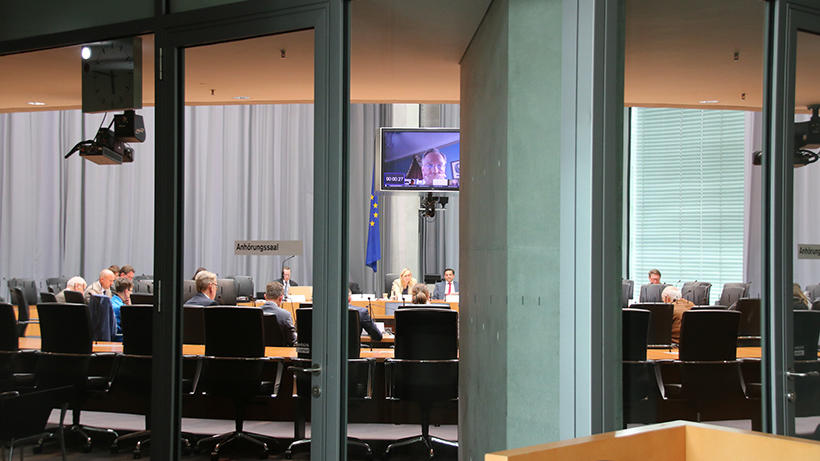 Hinter verschlossenen Türen, aber mit Zuschauer:innen auf der Galerie und Liveübertragung tagte am 7. Juli die Wahlrechtskommiyssion des Bundestages