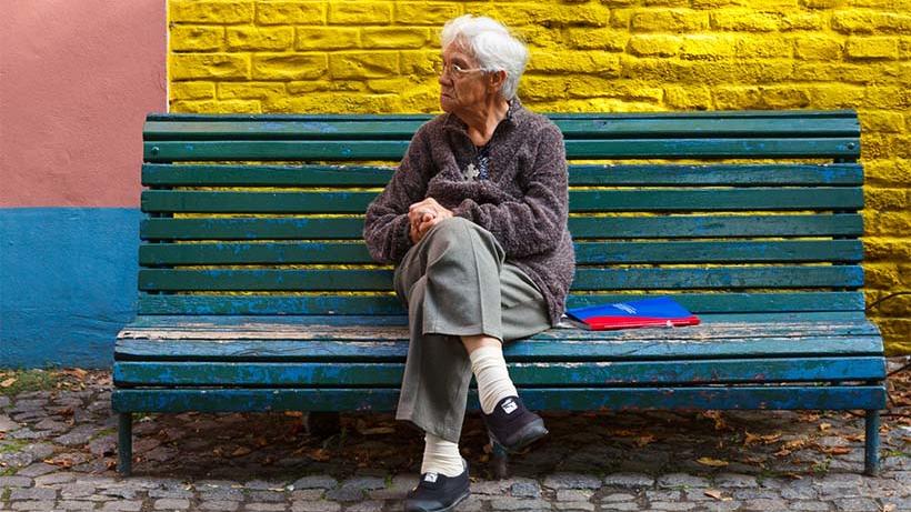 Ältere Frau auf einer Bank Quelle: Flickr