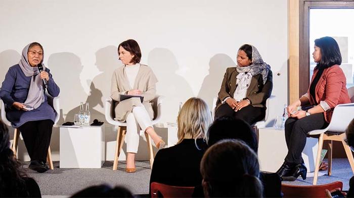 Bildlegende (oben, v.l.n.r.):Habiba Sarabi (ehemalige afghanische Gouverneurin); Außenministerin Baerbock; Nisreen Elsaim (Vorsitzende der Sudan Youth Organization on Climate Change); Nyein Chan May, Menschenrechtsaktivistin aus Myanmar. (Bilder: Photothek.net/Schmitz)