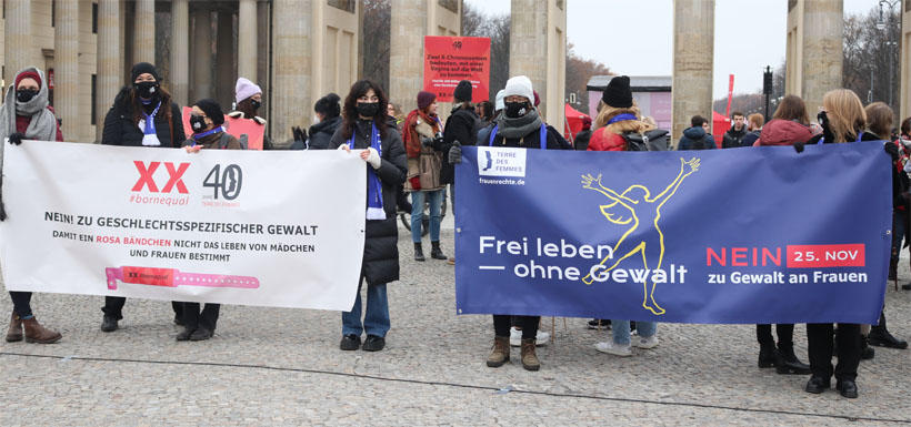 Terre des Femmes demonstrieren für mehr Schutz für Frauen vor dem Brandenburger Tor Quelle: Eigenaufnahme