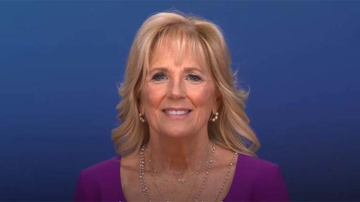 Jill Biden in einem Video zum Internationalen Frauentag Quelle: https://www.facebook.com/FLOTUS/videos/international-womens-day-2022/4848855421850895/