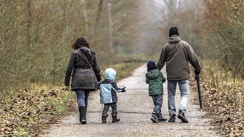 Familie bei einem Spaziergang Quelle: Deutschlandfunk Kultur