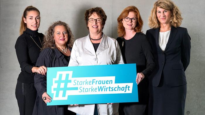 Bundesministerin Brigitte Zypries (Mitte) und die Autorinnen des Manifests &bdquo;Starke Frauen, starke Wirtschaft": Tijen Onaran, Sabine Gillessen, Isabel Rohner, Stephanie Bschorr (v.l.n.r.) - Bild: BMWi