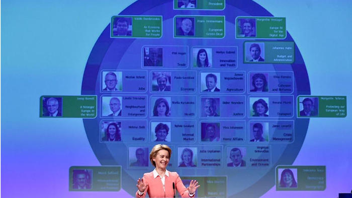 Ursula von der Leyen stellt am Dienstag die Kandidat*innen ihrer Kommission bei einer Pressekonferenz vor - Bild: twitter.com/vonderleyen