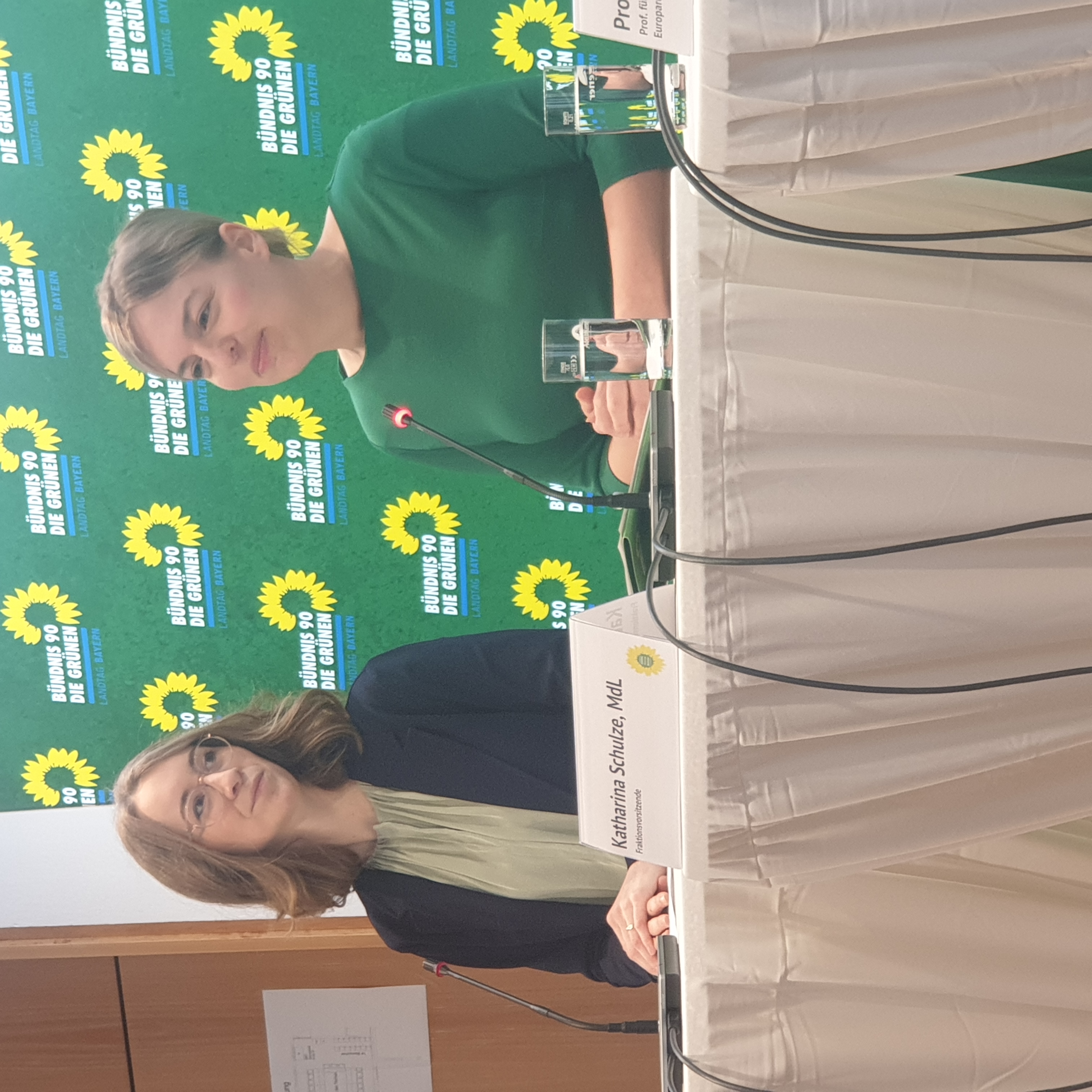 Die Grünen-Politikerinnen Eva Lettenbauer (links) und Katharina Schulze stellten am 17. Februar den Gesetzentwurf ihrer Fraktion "Die Hälfte der Macht den Frauen" vor